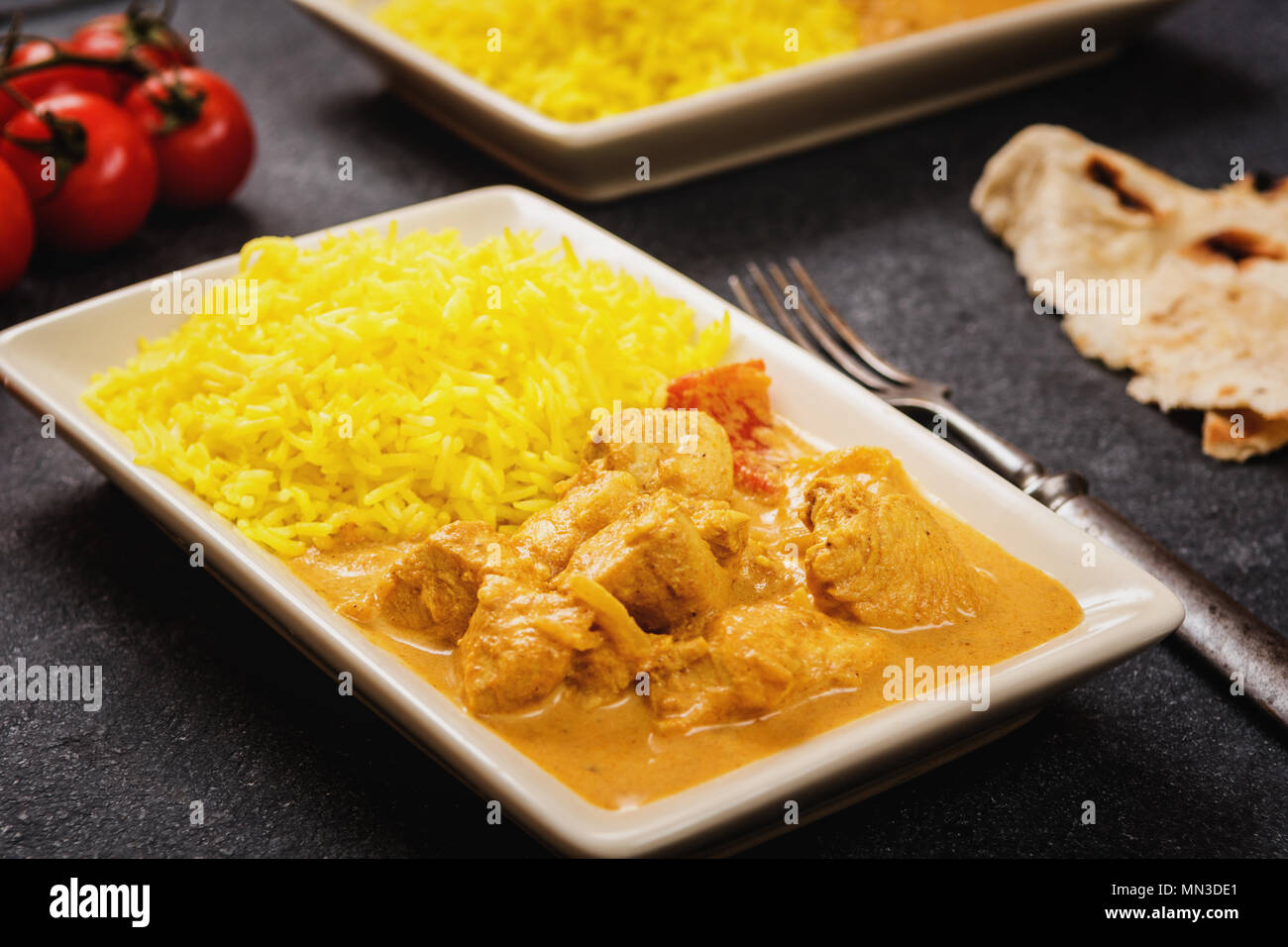Beurre masala poulet avec riz au jasmin et chapati Banque D'Images