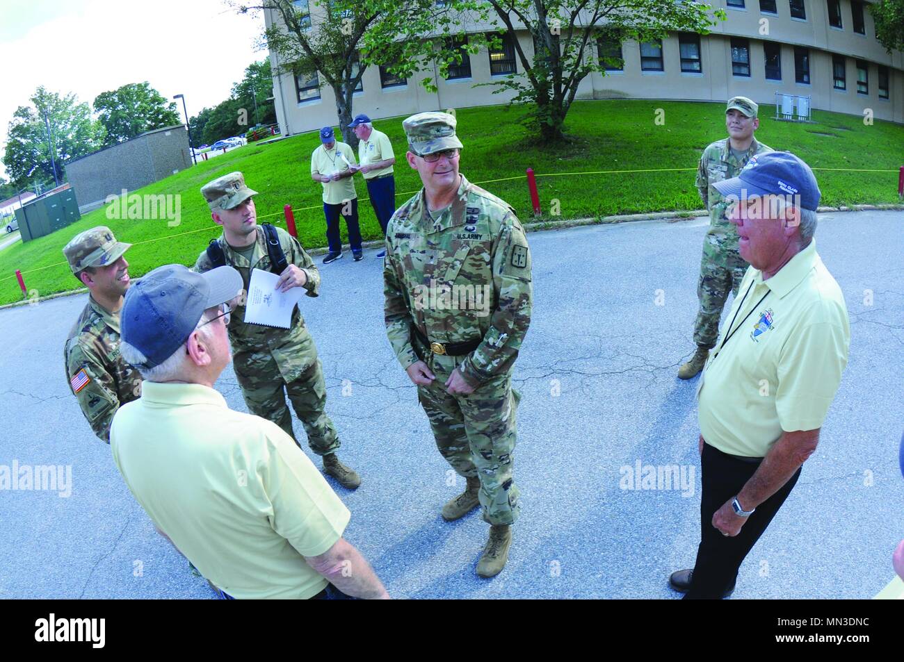 Le musée du quartier-maître de l'armée est une institution de l'armée des États-Unis dédiée à la préservation de l'histoire du quartier-maître du corps. Les membres de la classe scolaire candidate Quartermaster Officer 67-13 se sont rassemblés là-bas le 30 août pour une cérémonie de retraite reprenant les couleurs de la troupe F pour la préservation des archives. La photographie d'archives enregistre les participants avant la procédure formelle. Banque D'Images