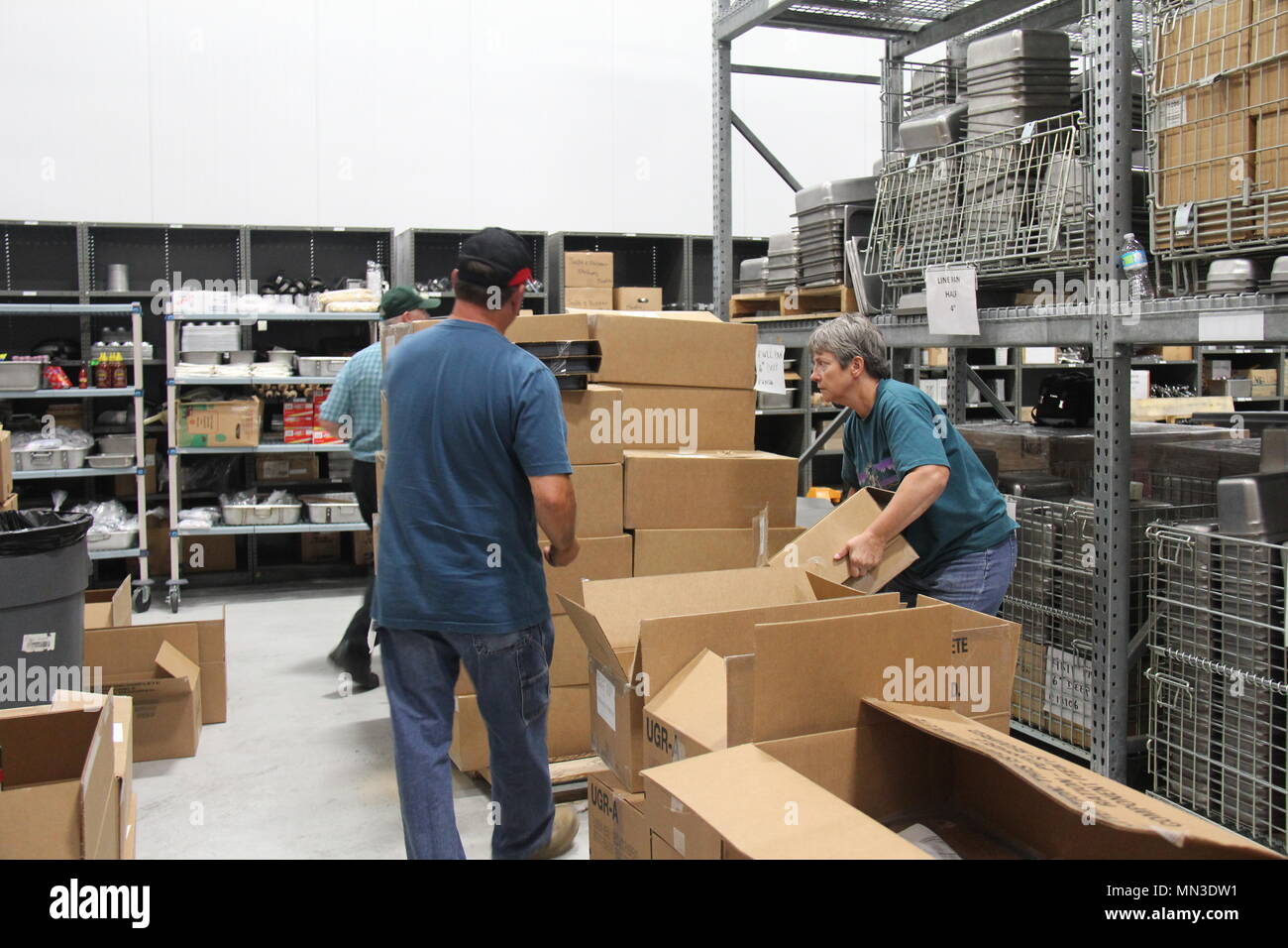 Todd Effinger et Tamra Meyer, de techniciens en approvisionnement avec le Bureau de gestion de l'offre de subsistance, sortes aliments emballés qui ont été retournés à la SSMO par unités de formation à Fort McCoy. La réutilisation de la SSMO veille à ce programme n'est pas gaspillé de l'alimentation après l'entraînement en faisant de la nourriture disponible pour les unités à Fort McCoy. Si la nourriture ne peut pas être utilisé par les unités qui arrivent au sein de la date d'expiration, elle est plutôt un don à l'Équipe spéciale sur la faim de La Crosse, qui distribue des fournitures à la faim d'urgence locaux et les programmes d'allégement. (U.S. Photo de l'armée par Aimee Malone, Public Affairs Office, Fort McCo Banque D'Images