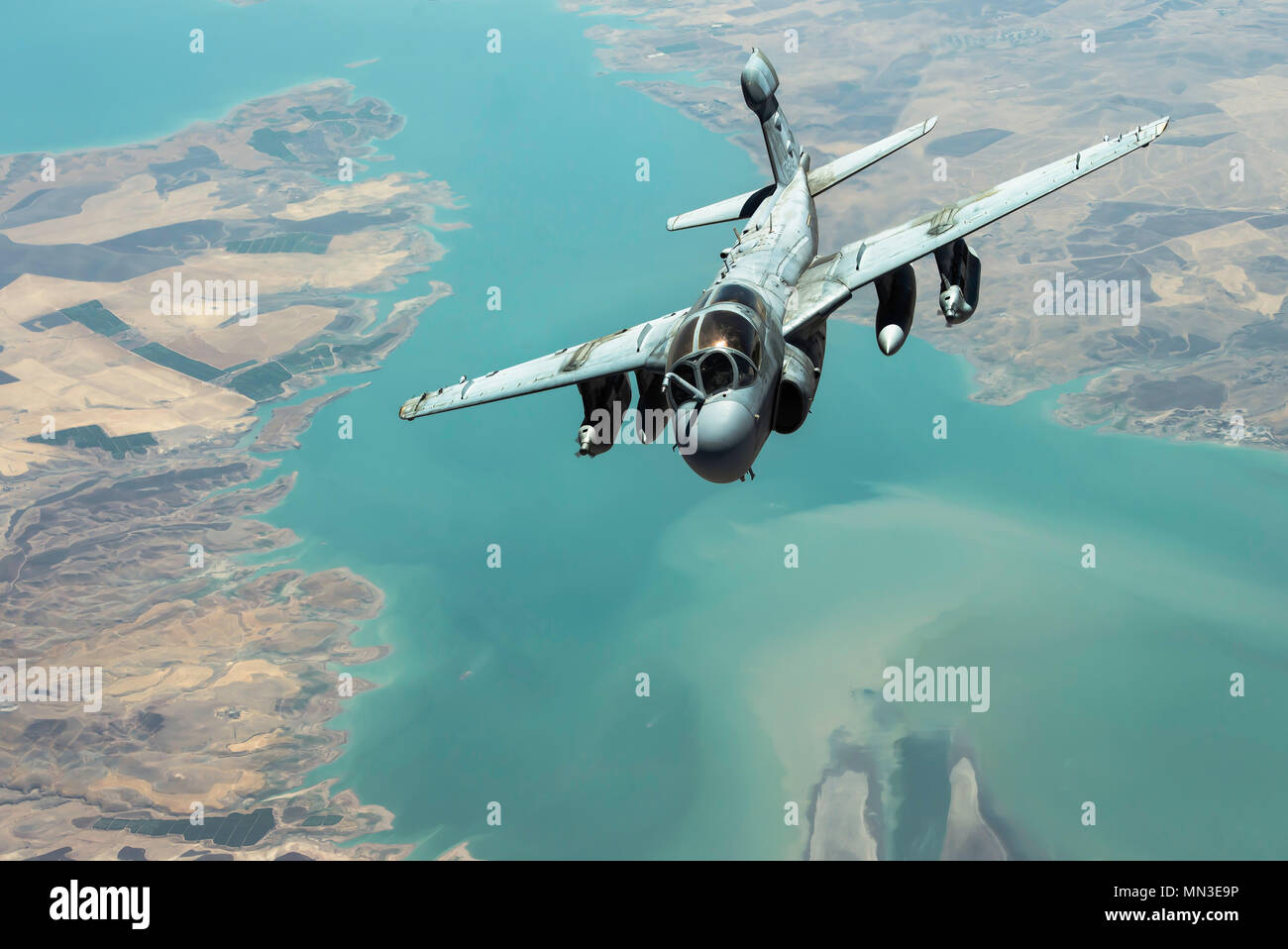 Un Corps des Marines américains EA-6B Prowler quitte après avoir reçu de carburant de l'US Air Force un Stratotanker KC-135, affecté à la 340e Escadron expéditionnaire de ravitaillement en vol, lors d'une mission sur l'Irak le 31 août 2017. Le Prowler offre un éventail de protection aux troupes au sol et les avions de la coalition dans la lutte contre l'ISIS par l'interception des communications ainsi que de nier l'ennemi est en mesure de communiquer. (U.S. Photo de l'Armée de l'air par le sergent. Trevor T. McBride) Banque D'Images
