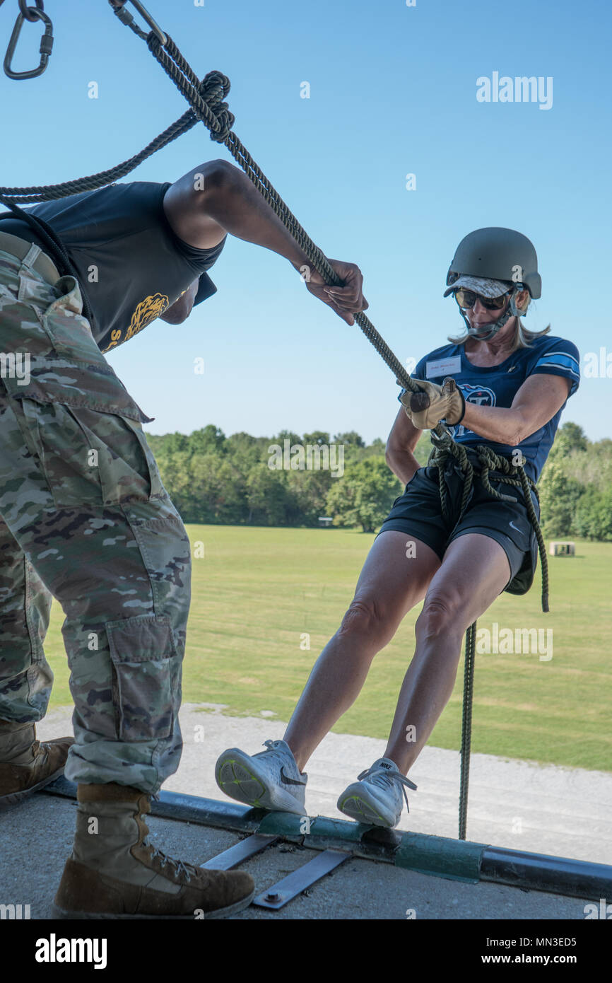 Betsy Mularkey, épouse de l'entraîneur-chef des Tennessee Titans Mike Mularkey rappels du 34 tour à pied dans le cadre de la journée en tant que Screaming Eagle à Fort Campbell le 24 août. Les femmes de l'équipe de football des Tennessee Titans a eu l'occasion d'être un soldat d'un jour. (Photo US Army par la CPS. Patrick Kirby) Banque D'Images