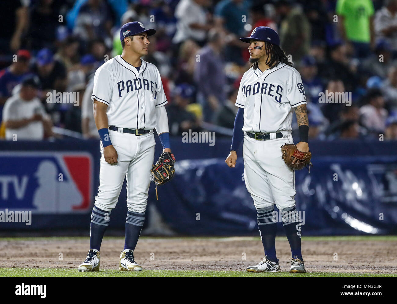 Christian Villanueva y Freddy Galvis de San Diego, durante el partido de beisbol de los Angeles Dodgers de Los Padres de San Diego contra, durante el primer juego de la serie las Ligas Mayores del Beisbol en Monterrey, Mexique el 4 de mayo 2018. (Photo : Luis Gutierrez) Banque D'Images