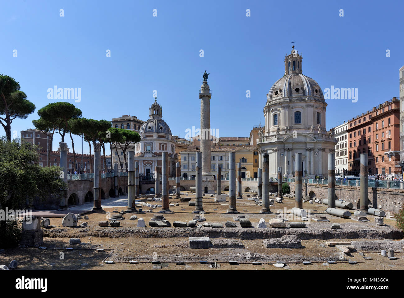 La basilique Ulpia, La Colonne Trajane et églises à coupole de Santa Maria di Loreto et Santissimo Nome di Maria, Rome, Italie. Voir la partie du forum de Banque D'Images