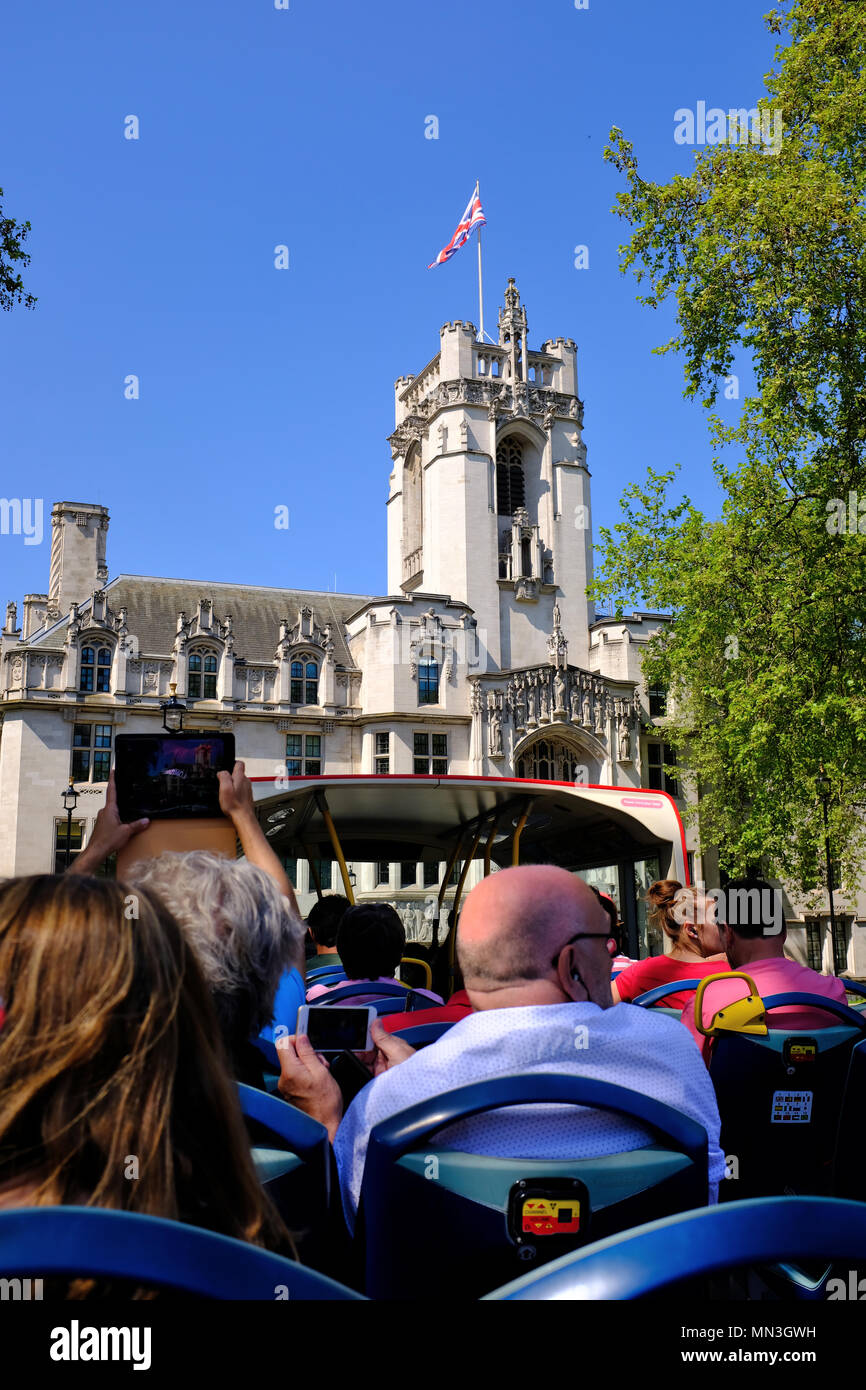 La Cour Suprême du Royaume-Uni à Londres, en Angleterre. La cour est à la Middlesex Guildhall sur la place du Parlement. Prises d'une top tour bus. Banque D'Images