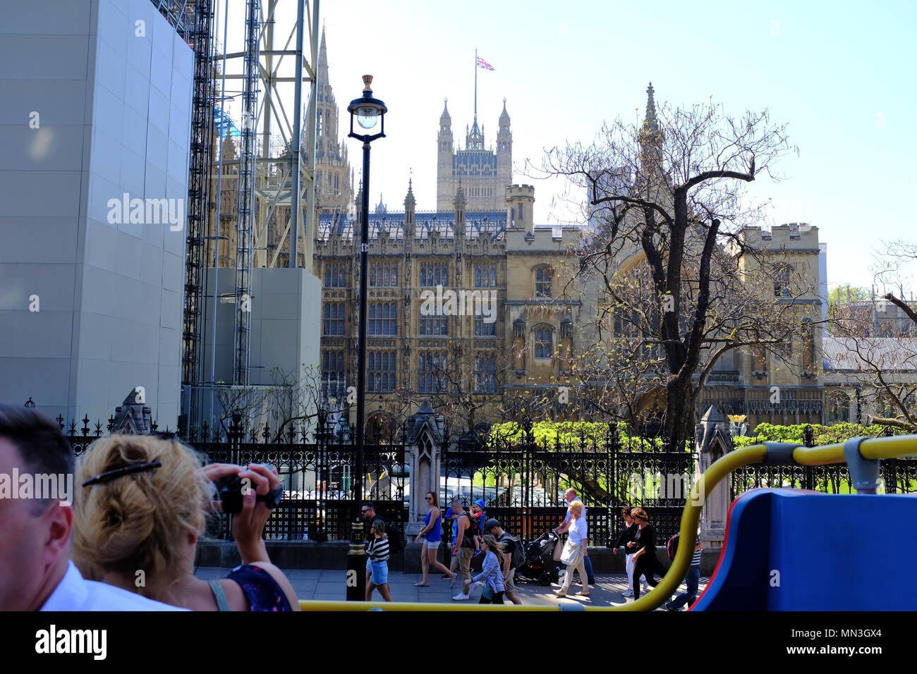 Le parlement d'un open top tour bus à Londres Banque D'Images