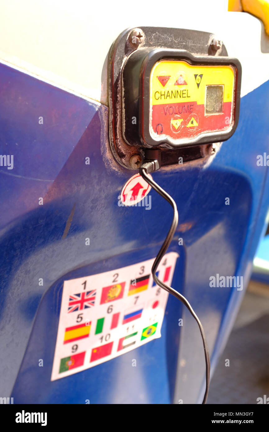 Prise casque pour l'Audio commentaire guidé sur un bus de tourisme Londres Banque D'Images