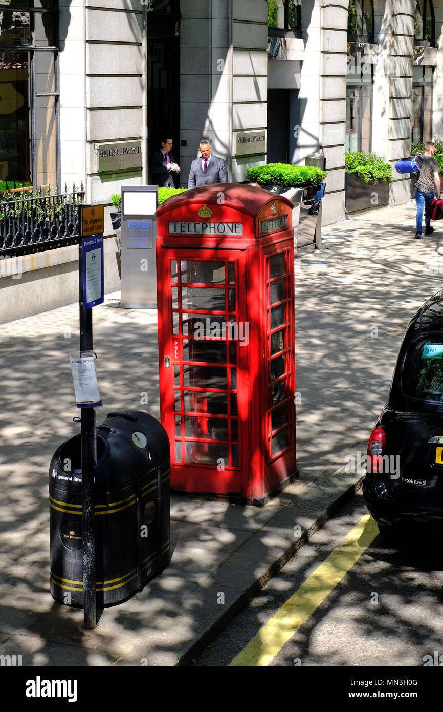Boîte de téléphone rouge traditionnelle Aldwych - Londres Banque D'Images