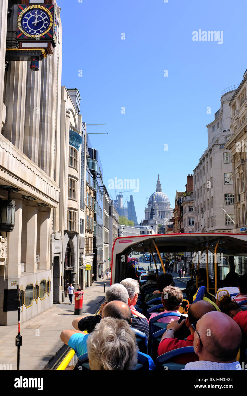 Une vue de la Cathédrale St Paul d'un soupir open top bus voir sur Fleet Street - Londres Banque D'Images