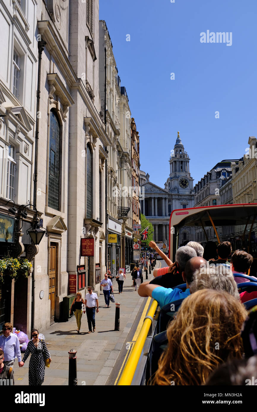 Une vue de la Cathédrale St Paul d'un soupir open top bus voir sur Fleet Street - Londres Banque D'Images