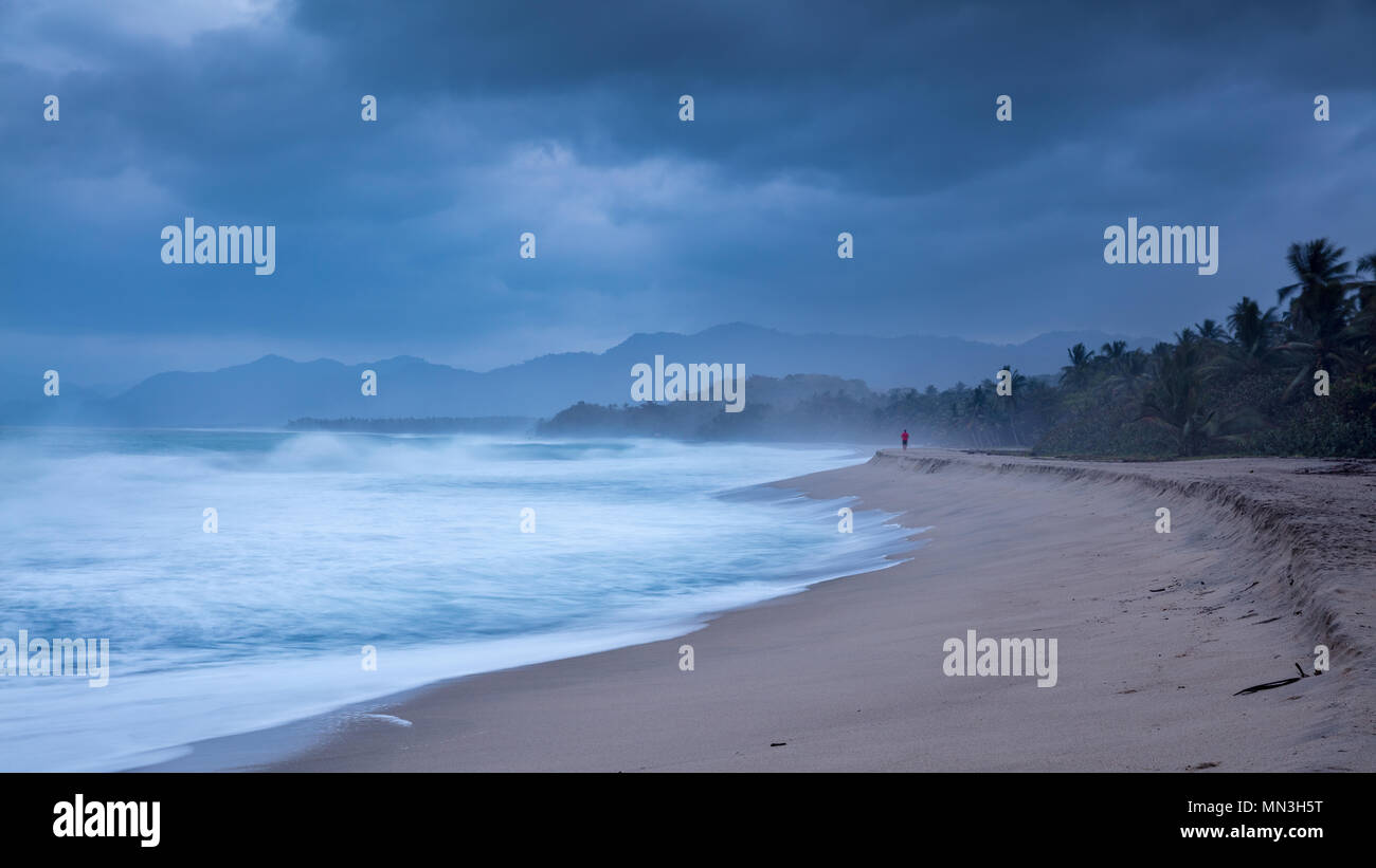 Un jogger sur Playa Naranjos et de la côte des Caraïbes à l'aube, Magdalena, Colombie Banque D'Images