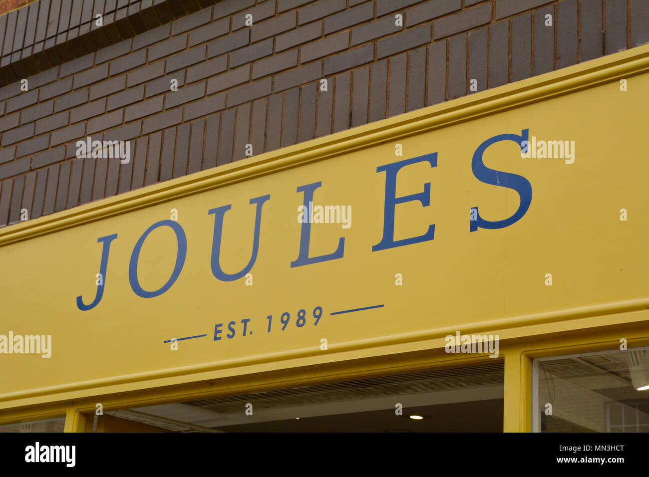 Joules affichage à l'extérieur de la direction générale de la chaîne de vêtements pour femmes de magasins Banque D'Images