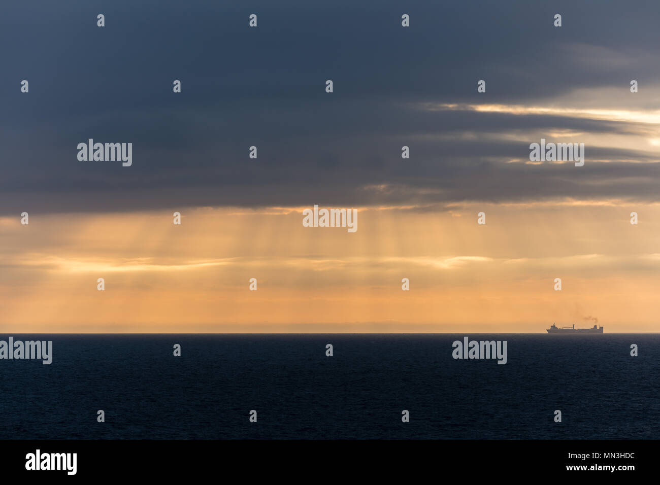 Roll on roll off un navire de charge dans la Manche, Dorset, England, UK Banque D'Images