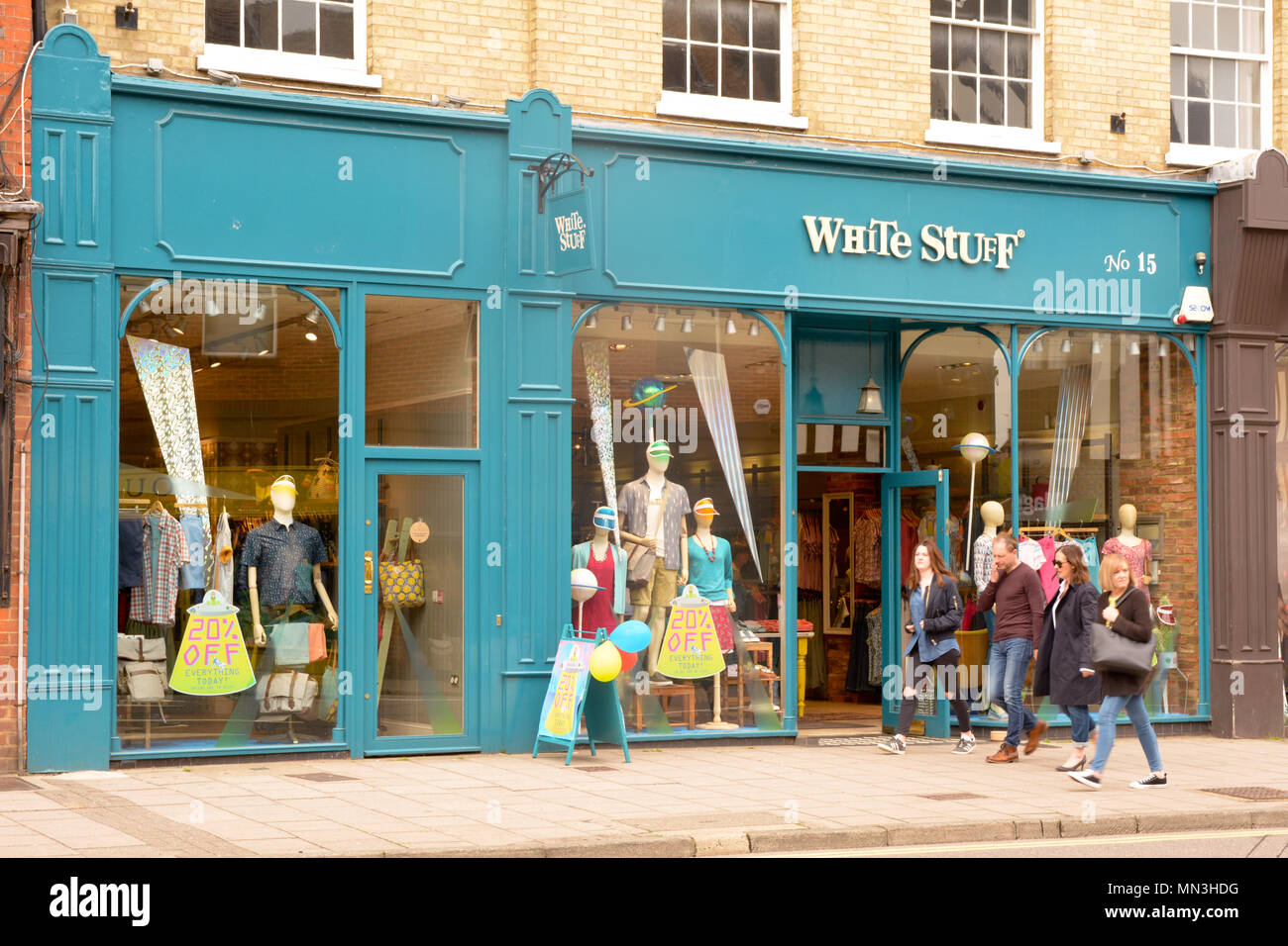 Les gens en passant devant la boutique de vêtements pour femmes populaires White  Stuff dans le centre-ville de Hitchin, Hertfordshire, Angleterre Photo  Stock - Alamy