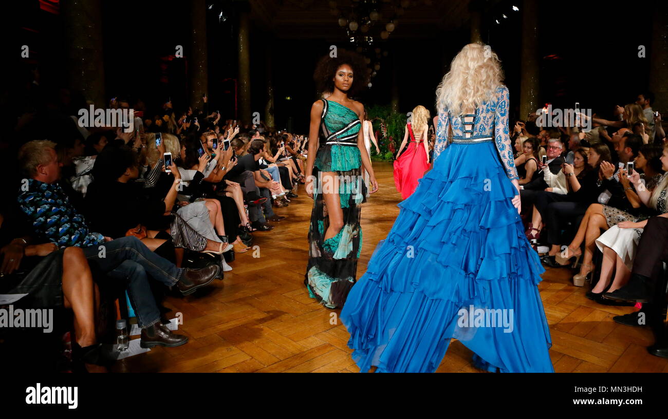Londres, ANGLETERRE - 18 SEPTEMBRE : A model Kristian Aadnevik à le montrer lors de la London Fashion Week Spring/Summer collection 2016/2017 le 18 septembre 2016 à Londres, Royaume-Uni. Banque D'Images