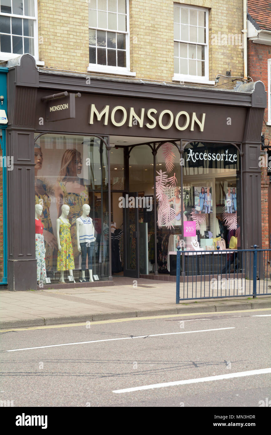 Magasin de vêtements pour femmes de mousson sans des gens dans le centre-ville de Hitchin, Hertfordshire, Angleterre Banque D'Images