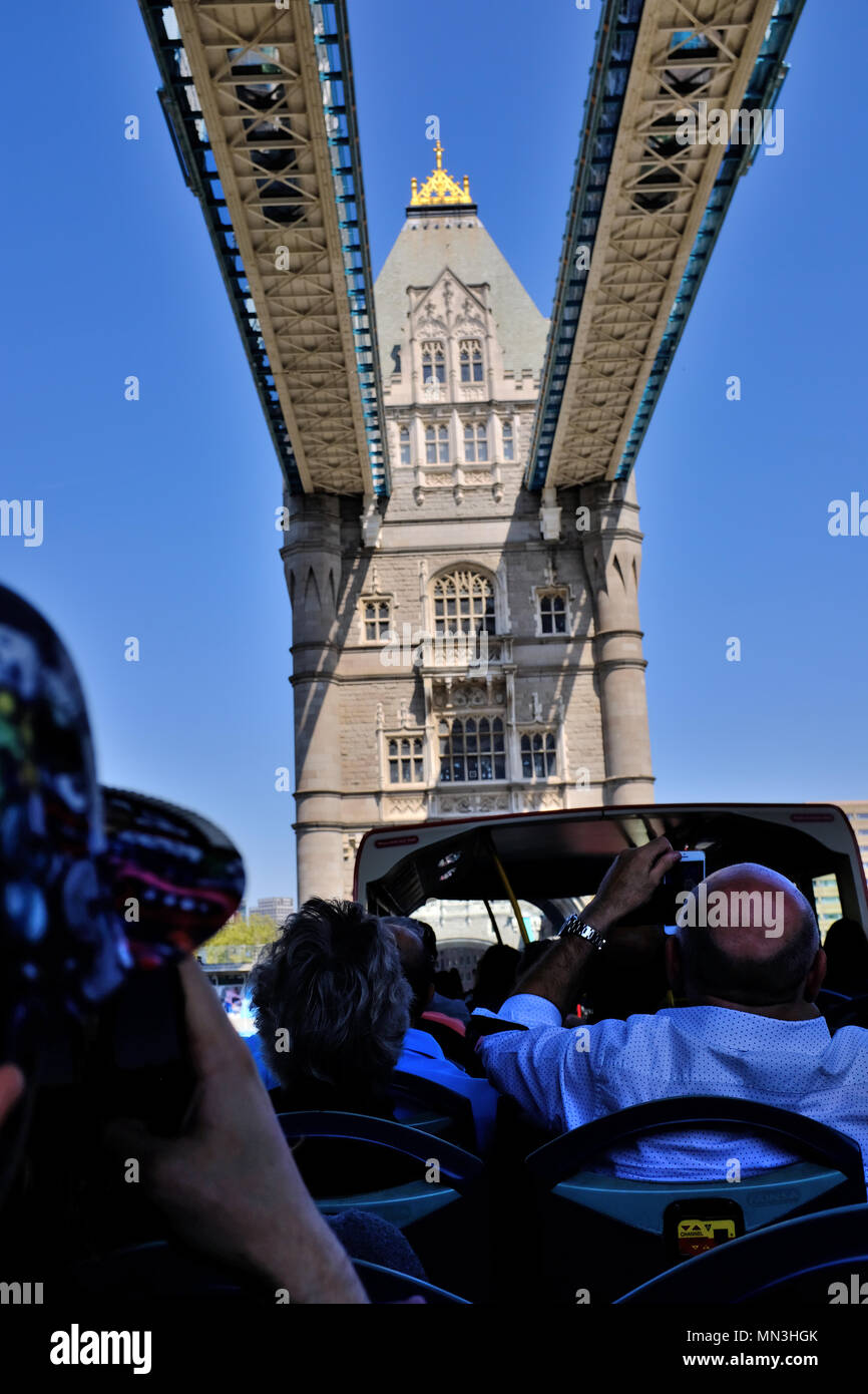 Tower Bridge vu d'open top bus de tourisme - Londres Banque D'Images