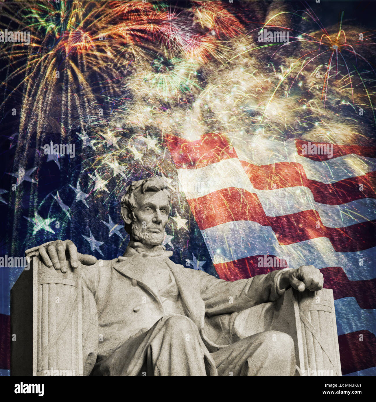 Photo composite de la statue d'Abraham Lincoln au Lincoln Memorial avec un drapeau et d'artifice dans l'arrière-plan. Belle image patriotique pour l'Indepen Banque D'Images