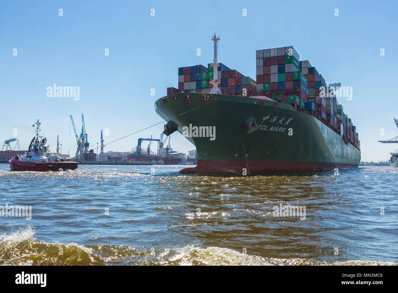 La manoeuvre de remorqueurs porte-conteneurs CSCL MARS à son poste à quai au port de Hambourg Banque D'Images