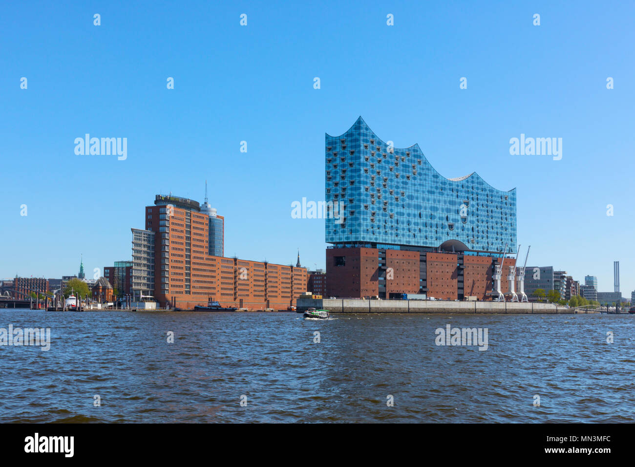 Elbe Philharmonic Hall ou Elbphilharmonie et immeubles de bureaux contemporain au quartier HafenCity, Hambourg Banque D'Images