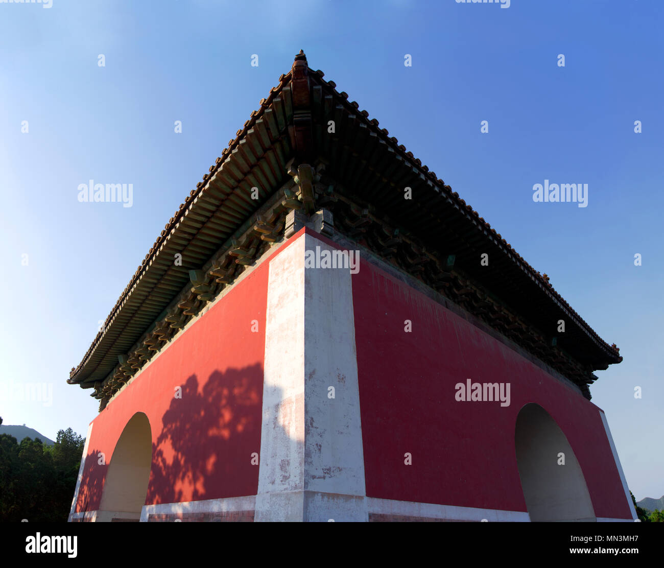 Un grand angle de vue d'un temple chinois de capacités dans les tombeaux Ming complexe, au nord-ouest de Beijing, Chine. Banque D'Images