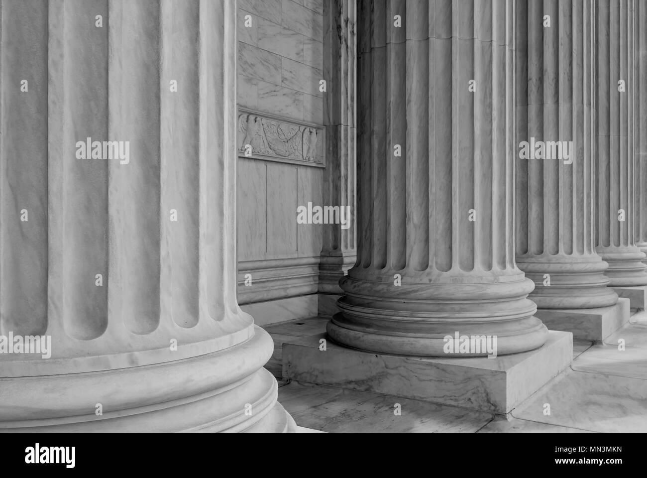 Des colonnes doriques de marbre à l'édifice de la Cour suprême à Washington DC. Banque D'Images