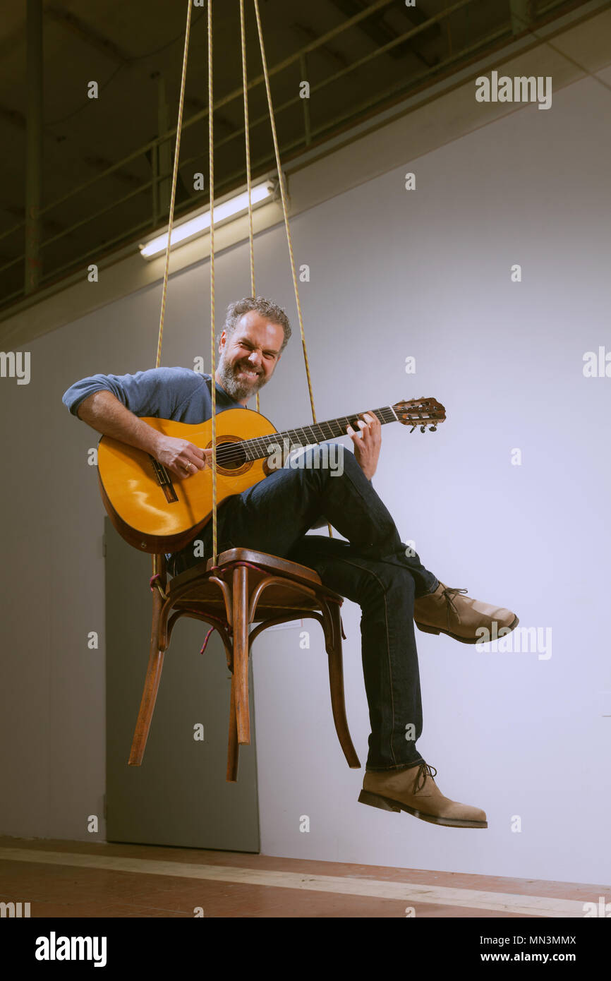 Surreal guitar Banque de photographies et d'images à haute résolution -  Alamy
