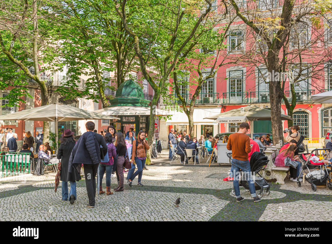 Place de Lisbonne, vue sur une fin d'après-midi de printemps des gens dans le Largo do Carmo, une place populaire dans le quartier Bairro Alto, Lisbonne, Portugal. Banque D'Images