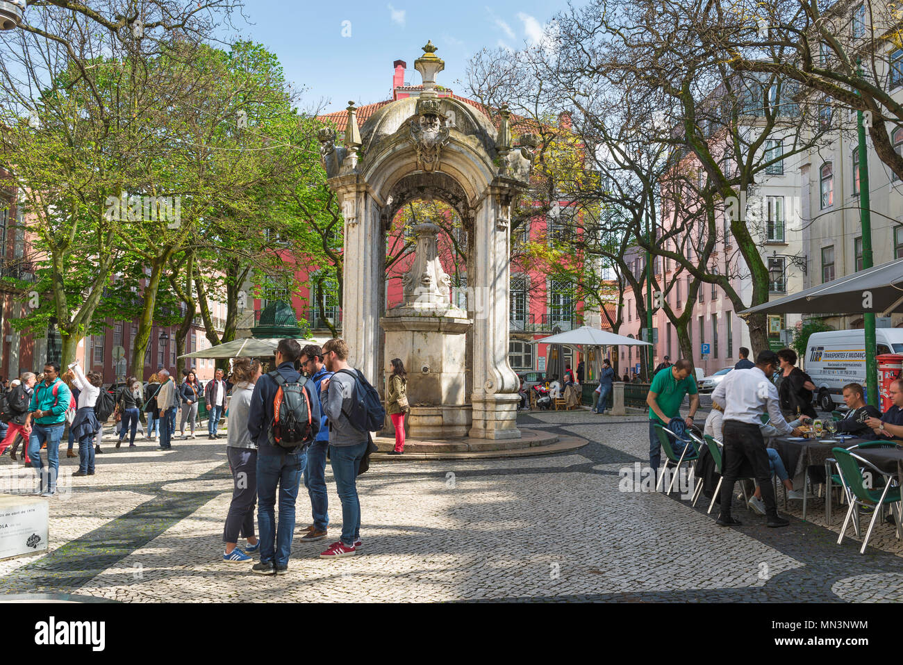 Place de Lisbonne, vue au printemps du Largo do Carmo une place populaire dans le quartier Bairro Alto, Lisbonne, Portugal. Banque D'Images