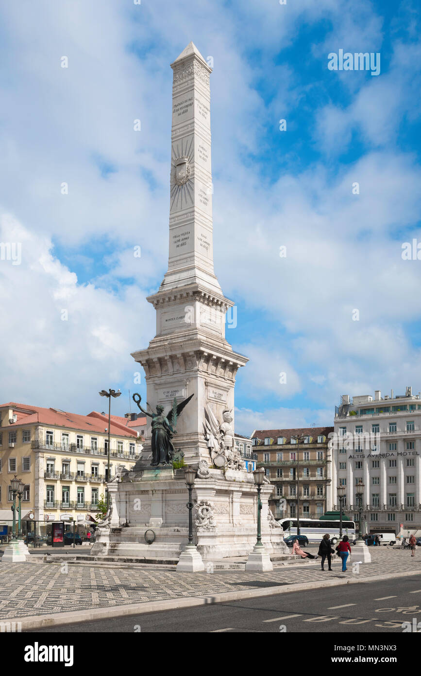 Centre-ville de Lisbonne, avec vue sur le 19e siècle monument à la Praca dos Restauradores, au centre de Lisbonne, Portugal. Banque D'Images