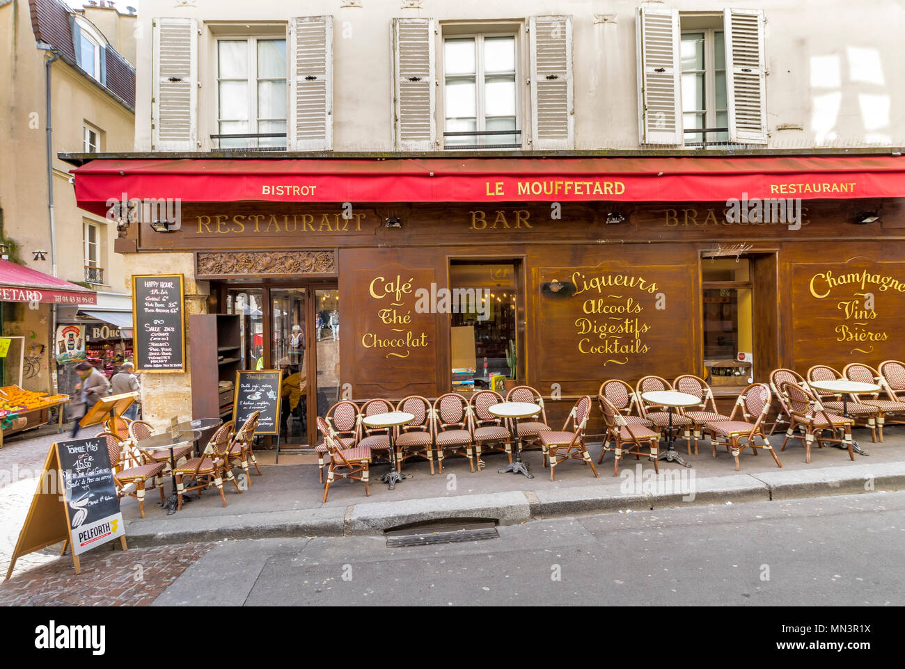 Le Mouffetard un restaurant français sur la Rue Mouffetard, Paris, France Banque D'Images