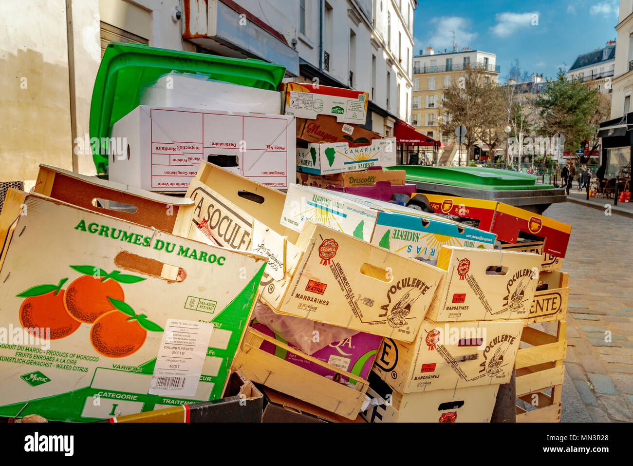 Boîtes à fruits en bois, petits bacs et autres boîtes en carton entassées par le côté de la rue Mouffetard une rue à Paris, France Banque D'Images