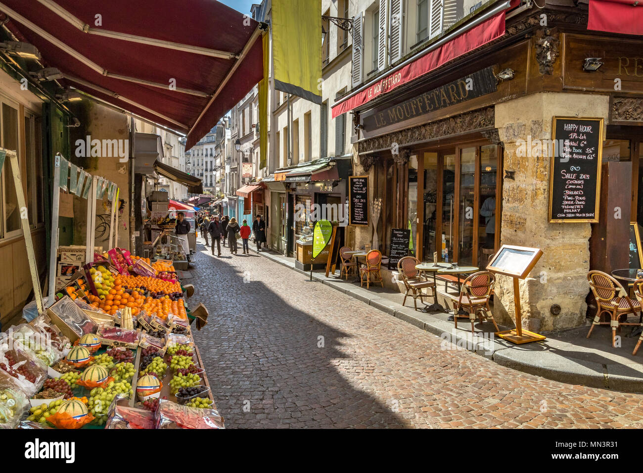 Un étal de fruits avec des fruits et légumes avec le Mouffetard , un restaurant de la rue Mouffetard, Paris, France Banque D'Images