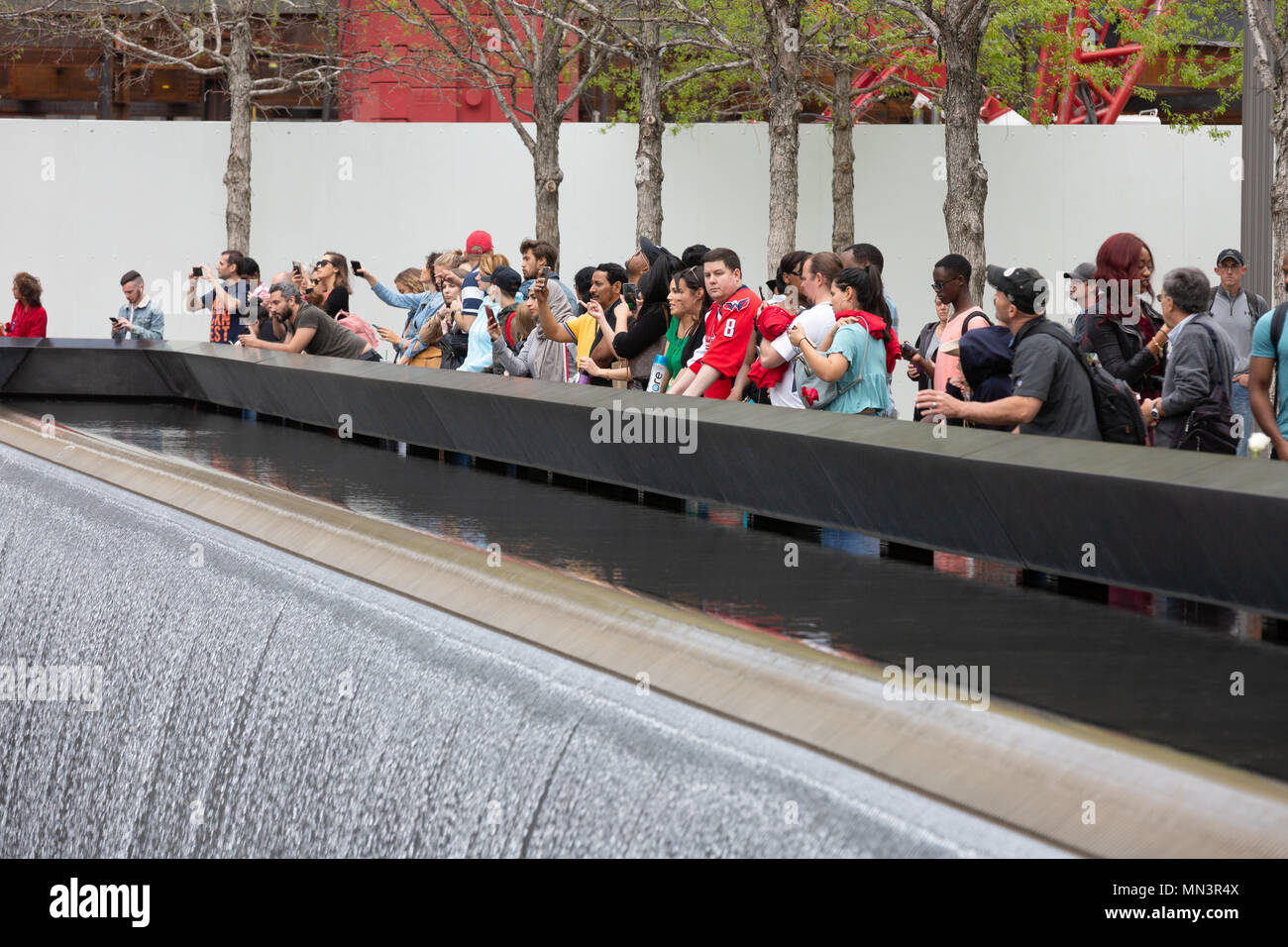 New York tourisme ; les touristes aux cascades, 9/11 Memorial, le centre-ville de New York City, USA Banque D'Images