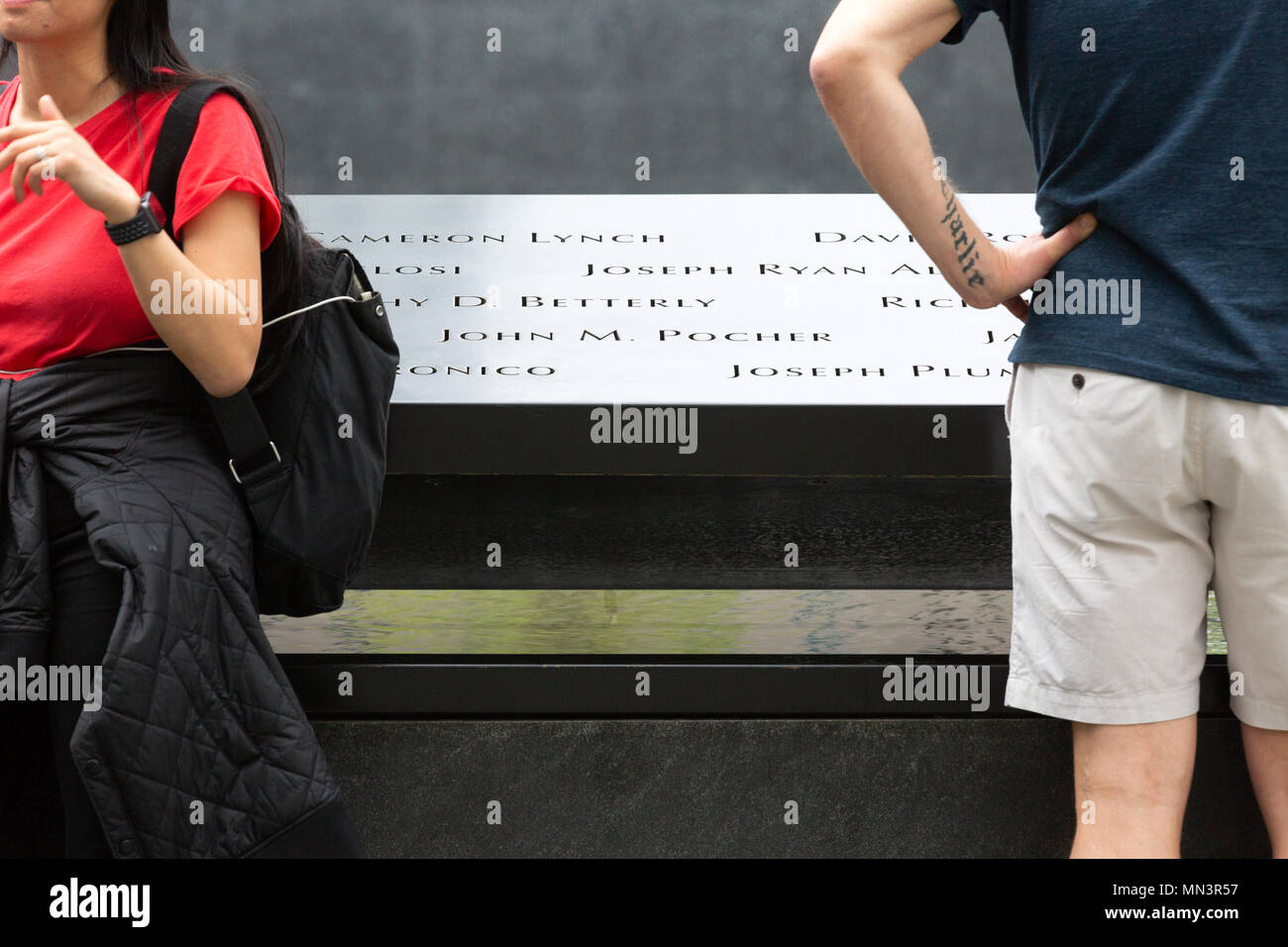Les gens debout à la 9-11 Memorial, piscines et Mémorial National du 11 septembre museum, New York City, USA Banque D'Images