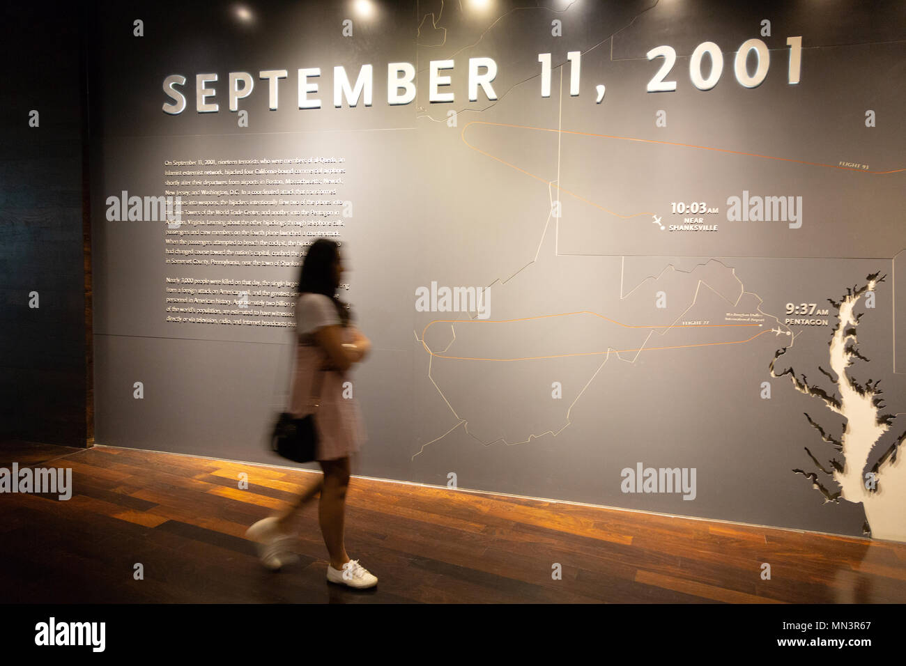 Une femme visiteur au Musée et Mémorial du 11 septembre, le centre-ville de New York, New York City, USA Banque D'Images