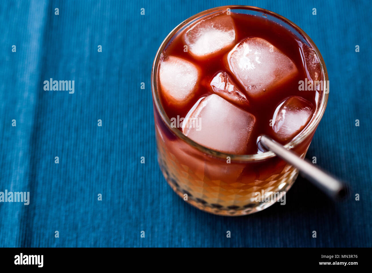 New Yorker Cocktail avec de l'écorce de citron et la glace. Concept de boisson. Banque D'Images