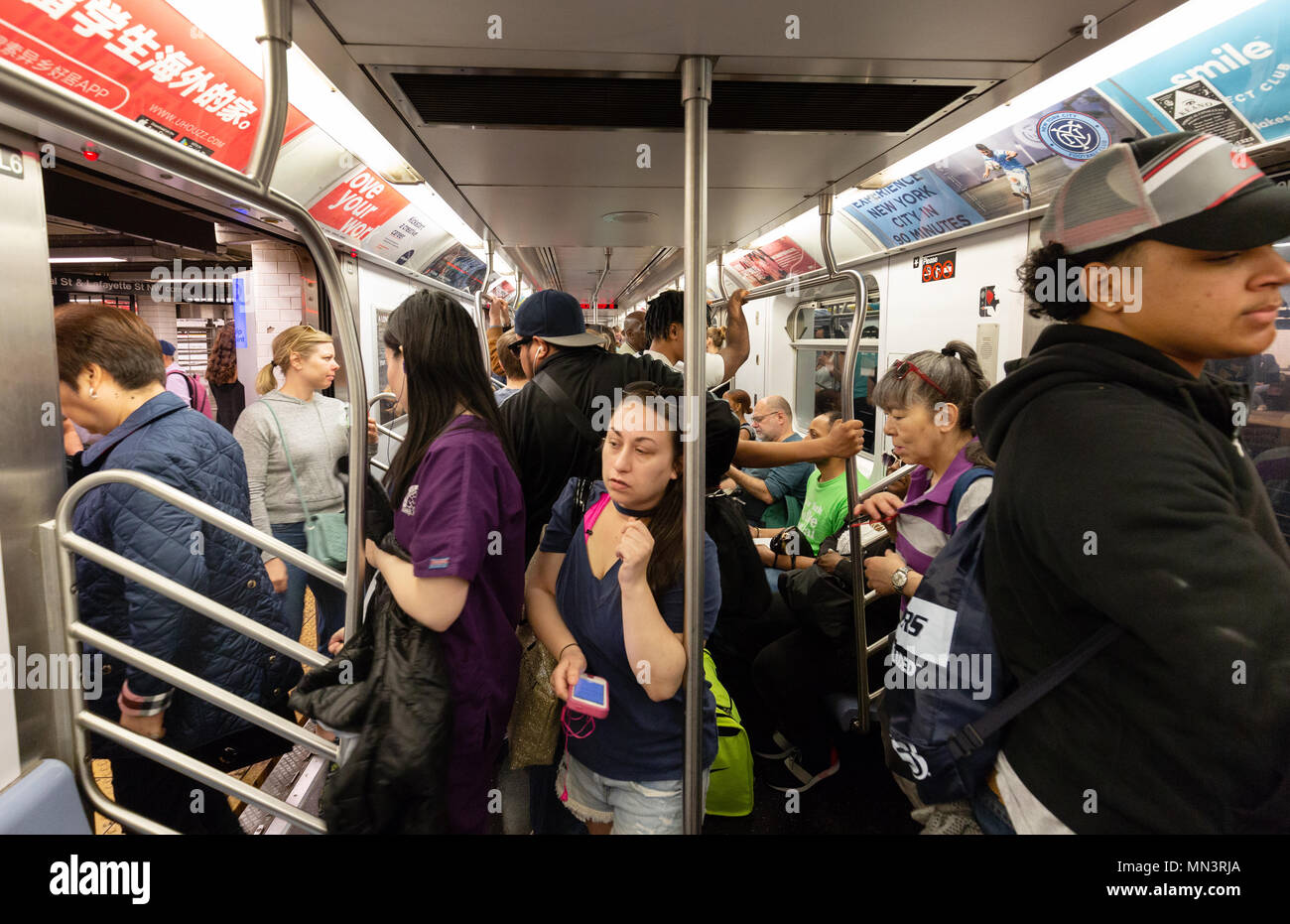 Les passagers du métro de New York dans un train bondé chariot sur le métro de New York City, New York, USA Banque D'Images