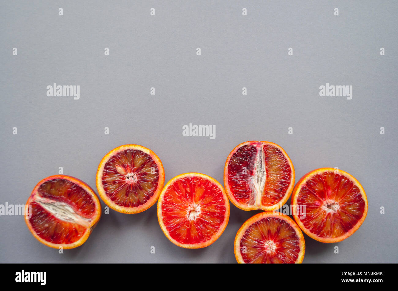 Orange sanguine sur fond violet. Banque D'Images