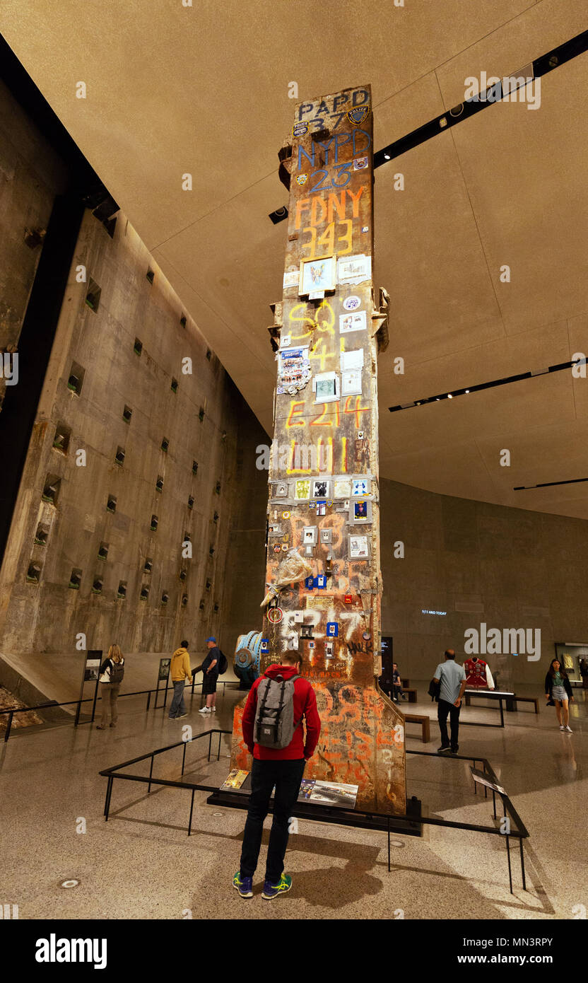 Un visiteur à la recherche de la dernière colonne de Ground Zero, 11 septembre National Memorial & Museum, le centre-ville de New York, New York City, USA Banque D'Images