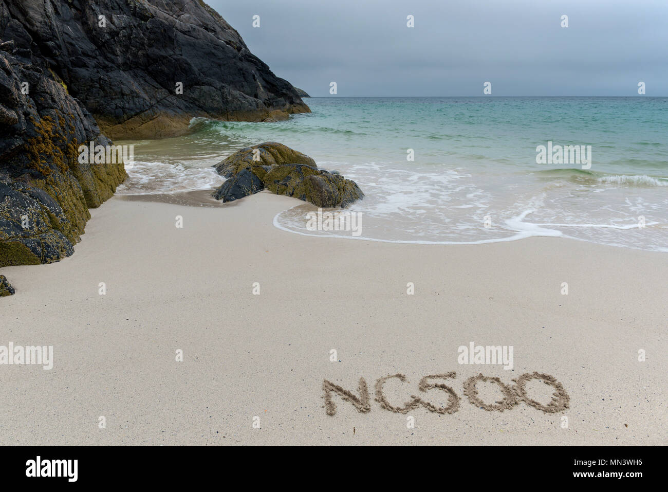 NC500 écrit dans le sable à Achmelvich Beach, Loch Inver, Sutherland, Highlands, en Écosse. Banque D'Images