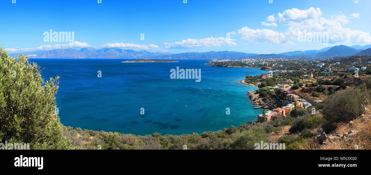 Point de vue haute panoramique le pittoresque golfe de Mirambello, avec l'île d''Agioi Pantes et la ville d'Agios Nikolaos, Crète, Grèce Banque D'Images