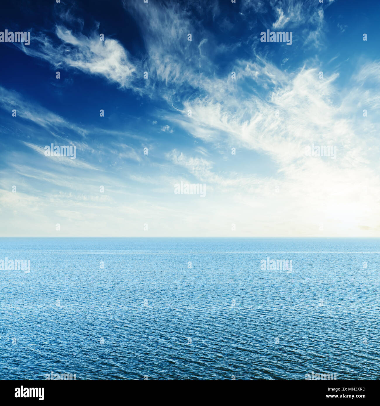 Bleu de la mer, les nuages dans le ciel et le coucher du soleil Banque D'Images