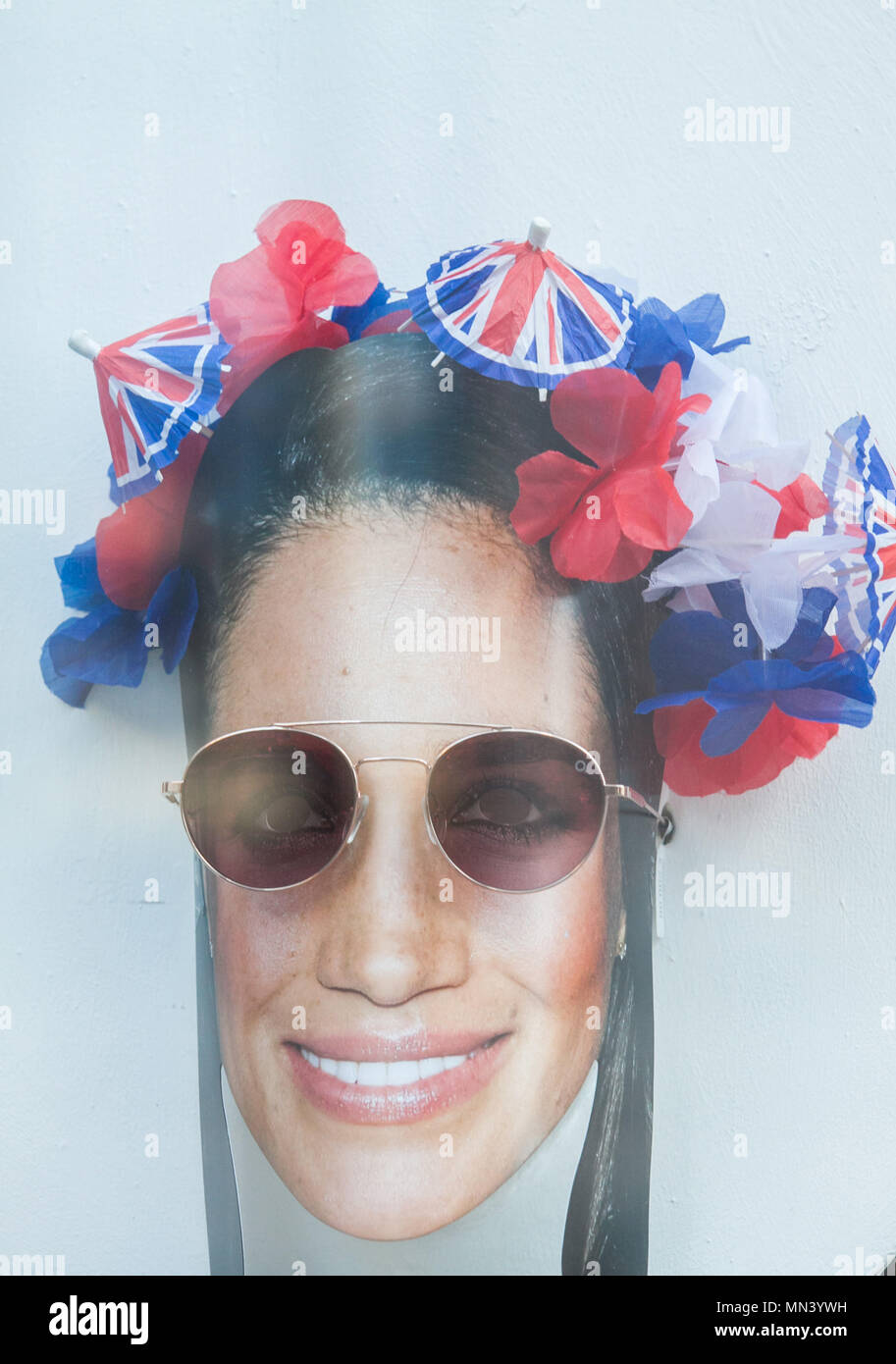 London UK. 14 mai 2018. Un portrait de Meghan Markle portant des lunettes  s'affiche sur la fenêtre d'un opticien de Londres comme le mariage royal  mania qui ravage la capitale avec quelques