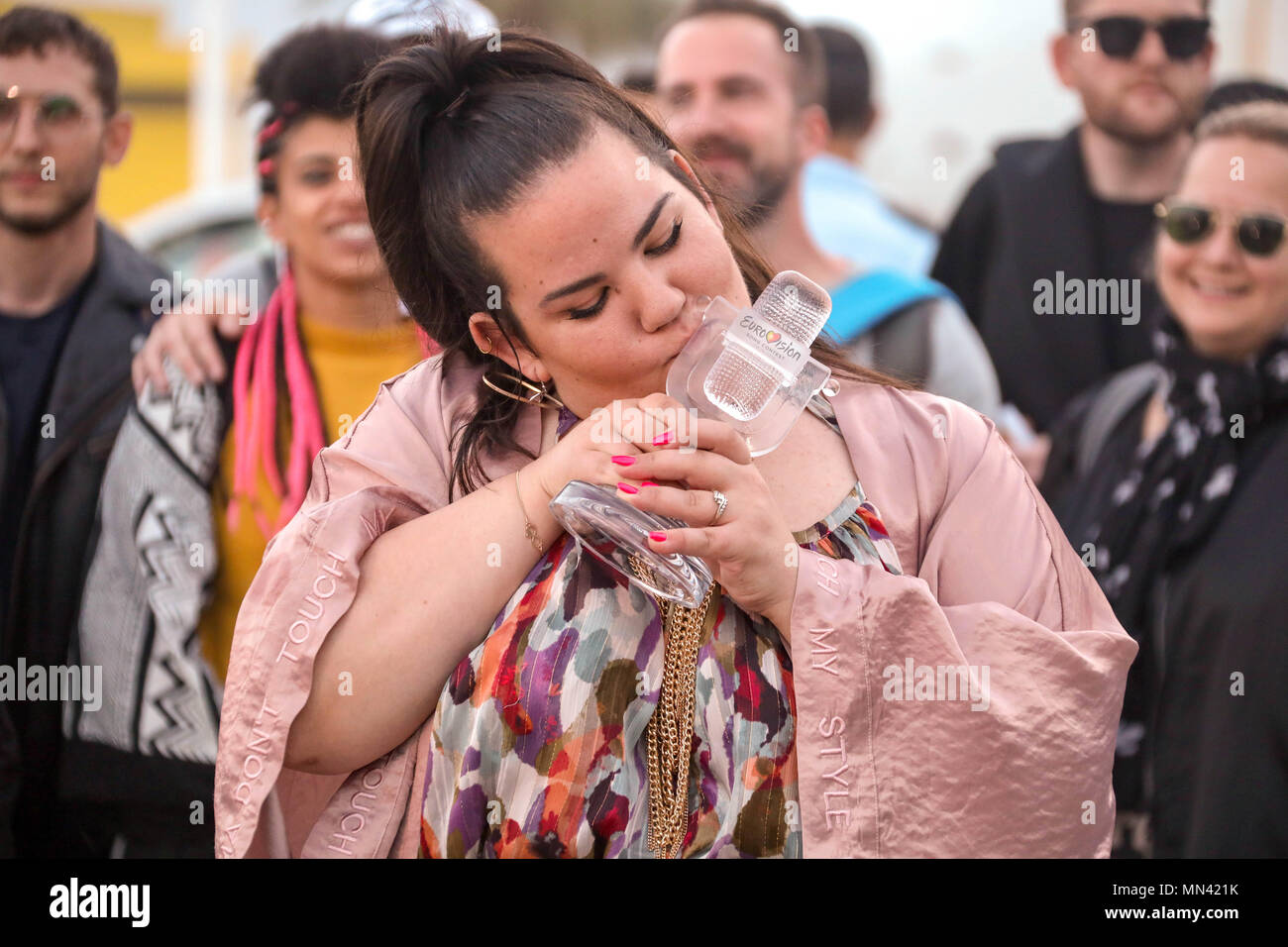 Tel Aviv. 14 mai, 2018. Israel's Netta Barzilai pose pour des photos lors de son arrivée à l'aéroport Ben Gourion, près de Tel-Aviv, le 14 mai 2018. Credit : Gédéon Marrkowicz-JINI/Xinhua/Alamy Live News Banque D'Images