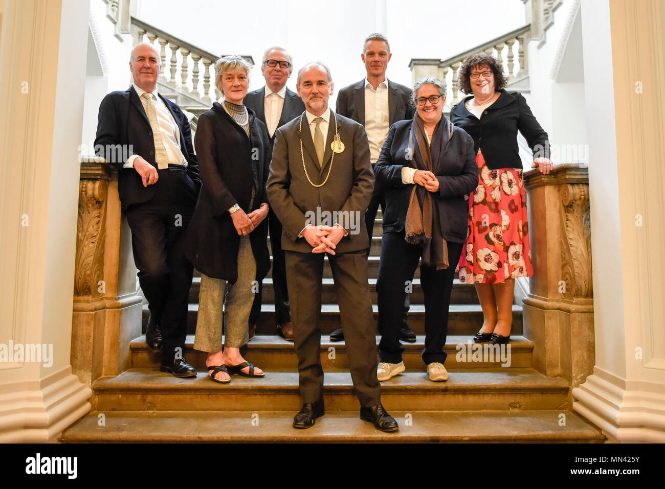 Londres, Royaume-Uni. 14 mai 2018. (L à R) Charles Saumarez Smith, chef de la RA, Rebecca Compositeur, Keeper RA, Sir David Chipperfield RA, architecte, Christopher Le Brun, président RA, Tim Marlow, directeur artistique RA, Tacita Dean, artiste, et Ros Franziska Becker, Heritage Lottery Fund, lors d'un photocall pour l'ouverture de la nouvelle Académie Royale des Arts (RA) dans Piccadilly. Crédit : Stephen Chung/Alamy Live News Banque D'Images