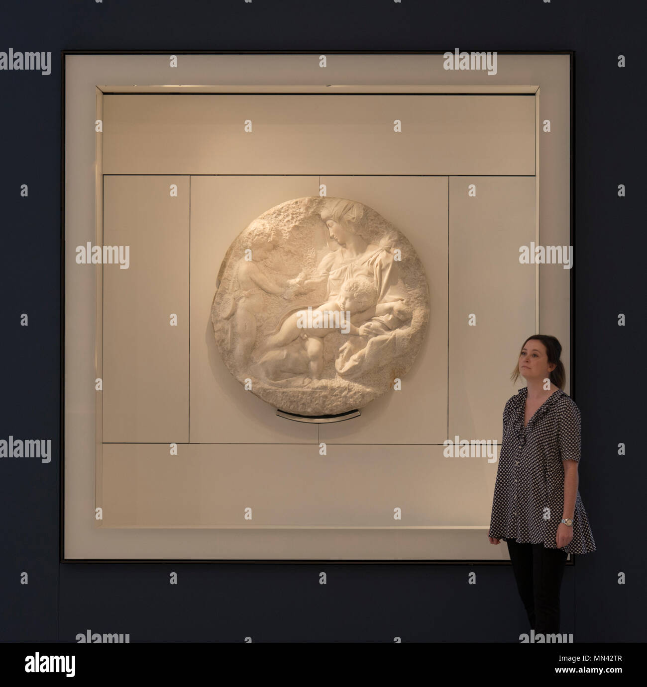 Royal Academy of Arts, Londres, Royaume-Uni. 14 mai, 2018. Les employés considèrent la galerie sculpture 'La Vierge et l'enfant avec l'enfant St Jean de Michel Ange lors de l'ouverture officielle de la nouvelle extension de RA qui ouvre au public le 19 mai 2018. Credit : Malcolm Park/Alamy Live News. Banque D'Images