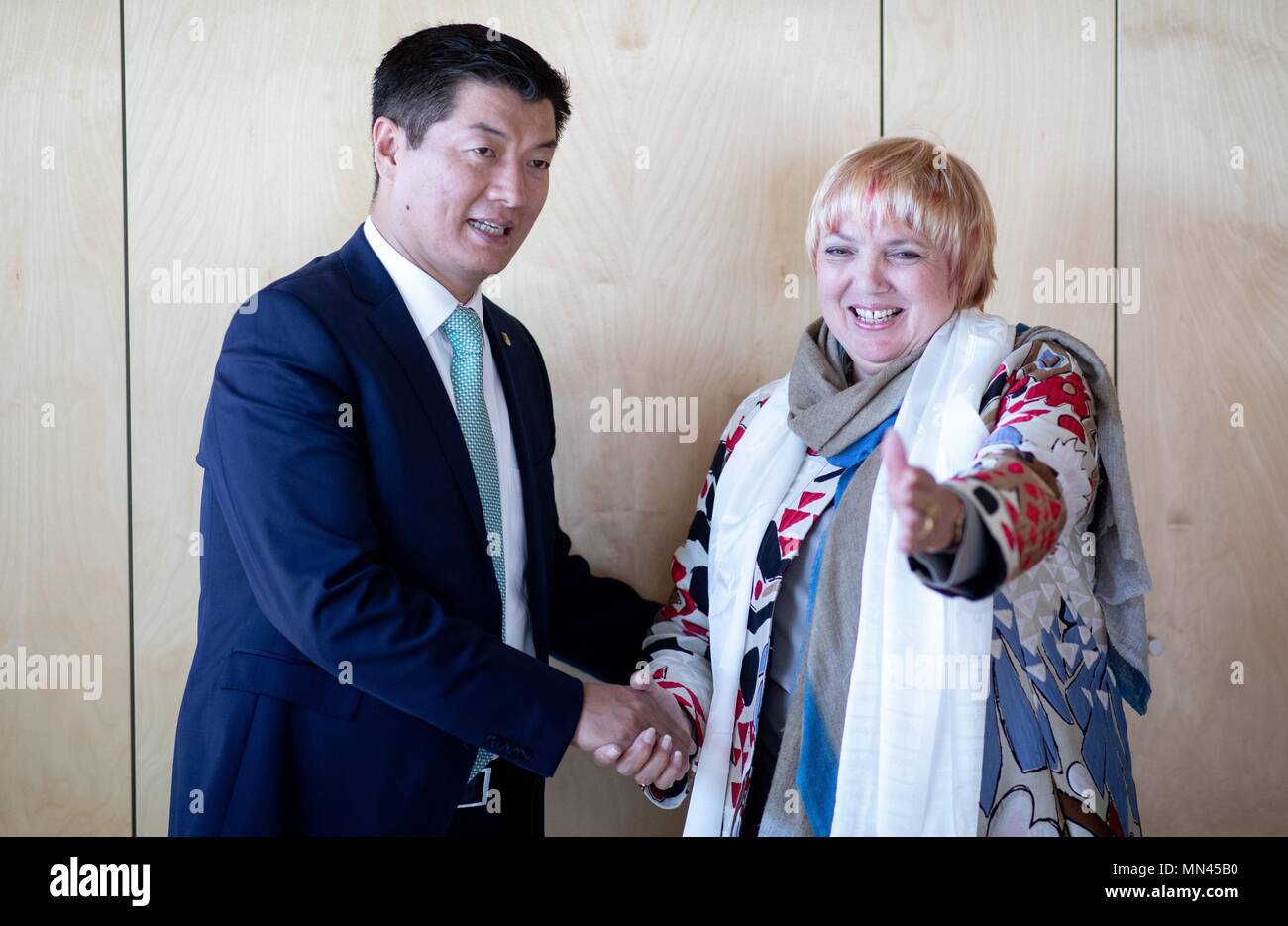 14 mai 2018, Berlin, Allemagne : Vice-président du parlement allemand, Claudia Roth des Verts, reçoit le président du gouvernement tibétain en exil, Lobsang Sangay, pour une séance photo suivie d'une déclaration. Photo : Kay Nietfeld/dpa Banque D'Images