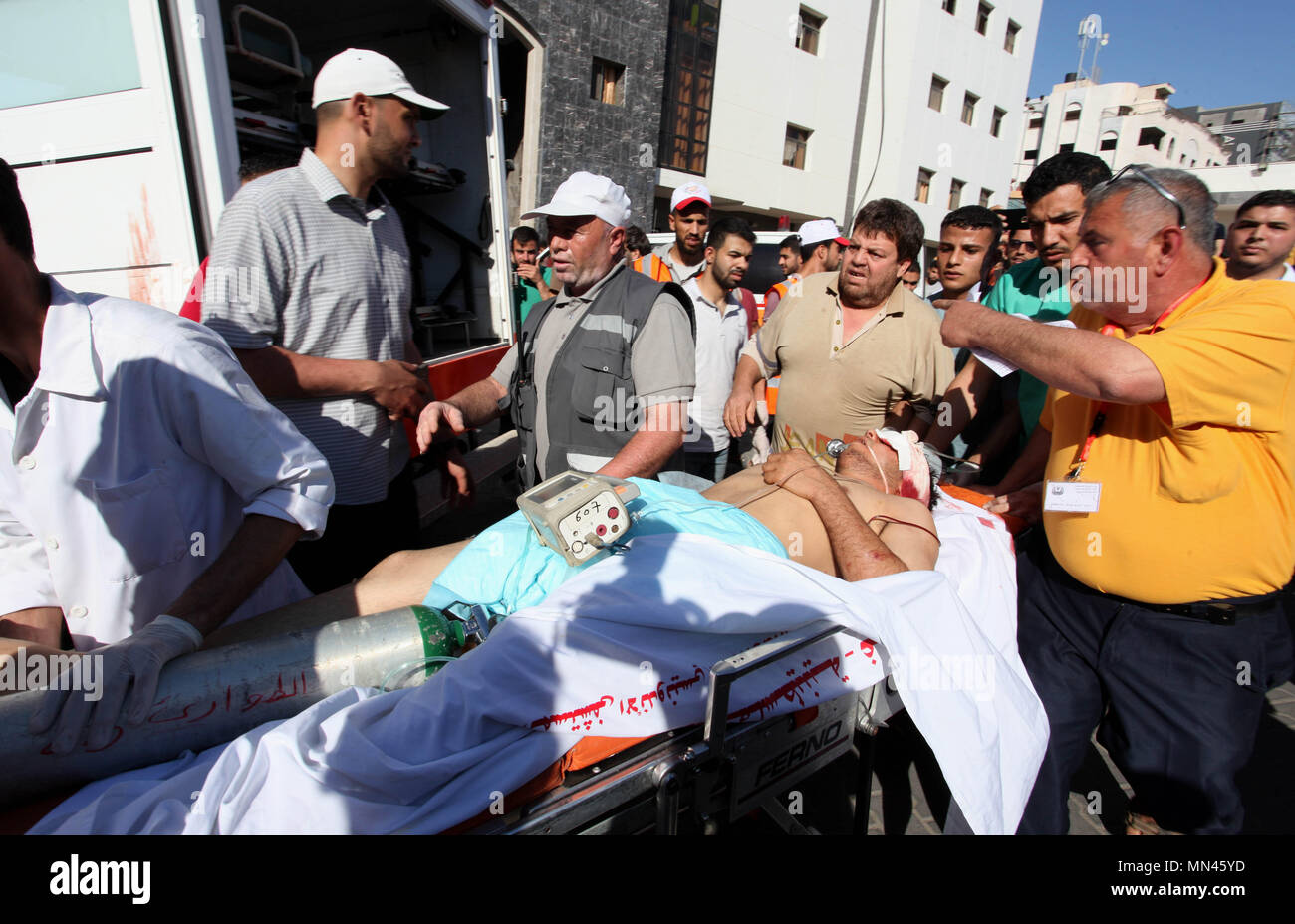 La ville de Gaza, bande de Gaza, territoire palestinien. 14 mai, 2018. Un Palestinien qui a été blessé lors de heurts entre manifestants palestiniens et forces de sécurité israéliennes à la frontière Israel-Gaza, dans une tente de protestation de la ville où les Palestiniens exigent le droit de retourner dans leur patrie, à l'occasion du 70e anniversaire de la Nakba '''', et contre l'ambassade des Etats-Unis d'aller à Jérusalem, s'effectue sur une civière à l'hôpital dans la ville de Gaza le 14 mai 2018 Crédit : Mahmoud Ajour/APA/Images/fil ZUMA Alamy Live News Banque D'Images