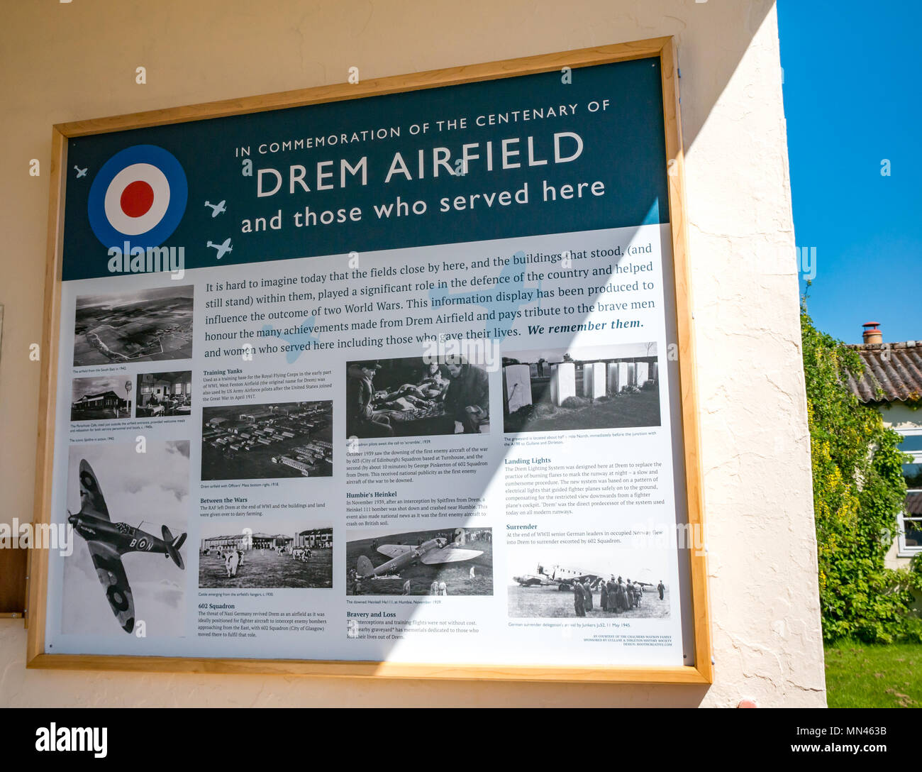 Drem, Ecosse, 14 mai 2018. La célébration du centenaire de la RAF Drem, Ecosse, Royaume-Uni. Une plaque dévoilée aujourd'hui marque le 100e anniversaire. À l'origine une école de formation, il a joué un rôle important dans la seconde guerre mondiale, avec l'Escadron de chasse de la défense aérienne 43e poste ici. L'aérodrome est célèbre pour avoir inventé le système d'éclairage Drem, aide à la terre la nuit Spitfires, qui a été adopté par toutes les stations de la RAF. Les bâtiments restants sont maintenant Fenton Barns village détail Banque D'Images