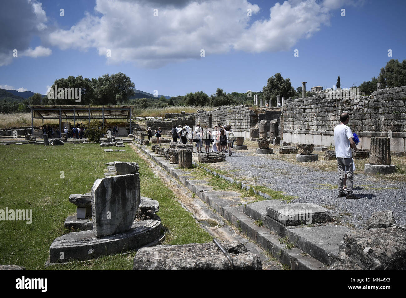 (180514) -- La Messénie (Grèce), le 14 mai 2018 (Xinhua) -- Les touristes visiter le site archéologique de Messène, Messénie, Grèce, le 14 mai 2018. La ville de l'ancienne Messène a été fondée par le général Thébain Epaminondas dans 369 BC. Elle est devenue la capitale de l'état de Messénie libre après une longue période d'occupation du territoire par les Spartiates de Messénie. L'ancienne ville offre un vénérable trésor archéologique pour les visiteurs. (Xinhua/Antonis Nikolopoulos) (hy) Banque D'Images